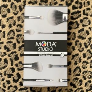Moda Studio 8 piece Pro Glam brush set